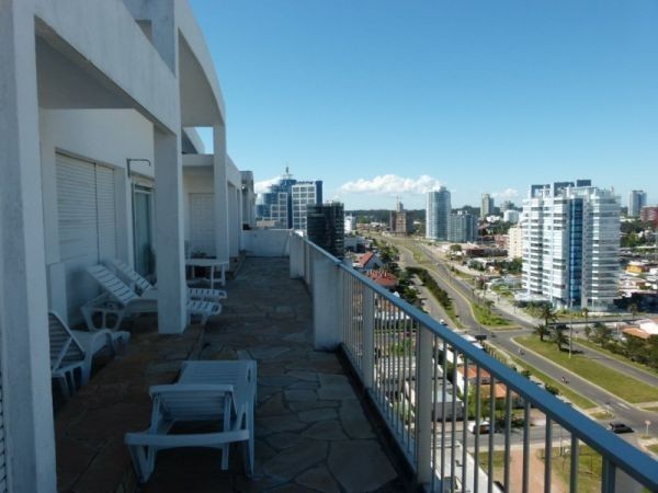 Amplio Pent House con vistas a la Brava en edificio Vanguardia